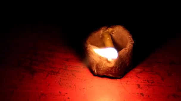 Traditionelle Religiöse Öllampe Isoliert Beleuchtet Für Den Allmächtigen Gott — Stockvideo