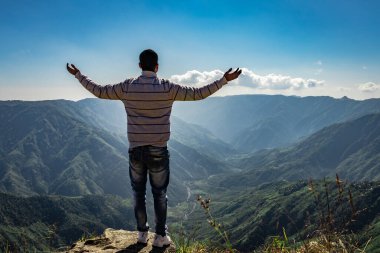 Dağ manzarasının kenarından güzel dağ sıralarını izleyen adam latilum zirvesinden Hindistan 'a götürülür. Burası ayrıca Şillong 'un Büyük Kanyonu olarak da bilinir..