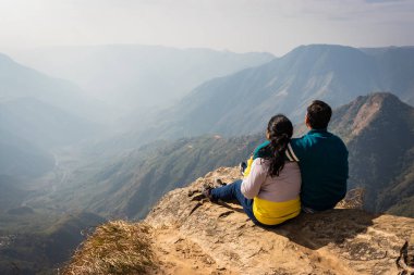 İmaj Dağı 'nın kenarından güzel dağ sıralarını izleyen çift, Hindistan' daki Laytilum Peak Shillong Meghalaya 'da çekildi. Burası ayrıca Şillong 'un Büyük Kanyonu olarak da bilinir..