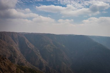 Tepe sırasının güzel doğal manzarasını gösteren beyaz sisli bir dağ silsilesiyle kaplı. Görüntü Latilum Peak Shillong Meghalaya Hindistan 'da çekilmiştir..
