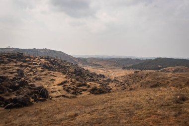 Tepe sırasının güzel doğal manzarasını gösteren beyaz sisli bir dağ silsilesiyle kaplı. Görüntü Latilum Peak Shillong Meghalaya Hindistan 'da çekilmiştir..