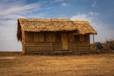 Çimen ve ahşaptan yapılan geleneksel ev