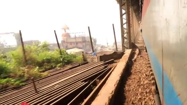 Tren Corriendo Disparos Cruzando Puente Hierro Diferentes Perspectivas Únicas — Vídeo de stock