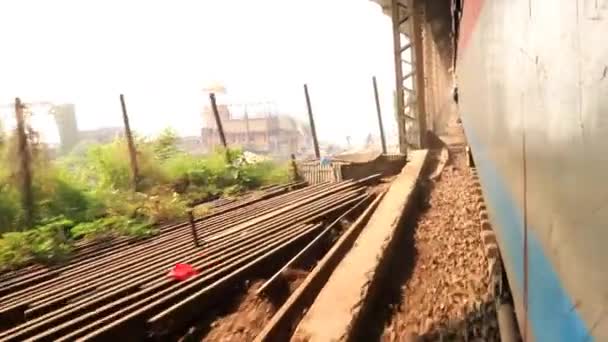 Поїзд Біжить Залізному Мосту Різними Унікальними Перспективами — стокове відео