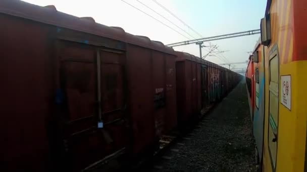 火车冲刺穿过另一列火车从不同的角度出发 — 图库视频影像