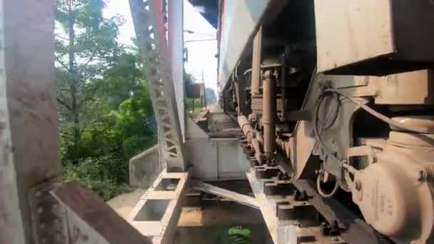 Trein Draait Schoten Ijzeren Brug Van Verschillende Unieke Prospectieve — Stockvideo