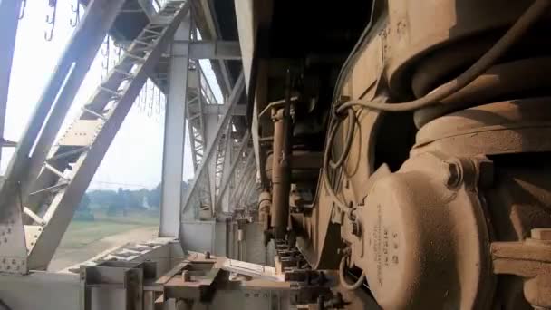 从不同的独特的远景看火车运行镜头低角度引擎 — 图库视频影像