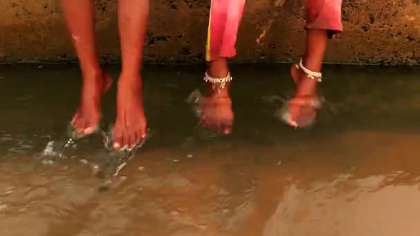 Niños Pie Inmersión Agua Del Río Que Fluye Con Clip — Vídeo de stock