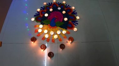 Hindistan 'da rengarenk Hint el sanatına Diwali kutlama klibi denir. Ev girişindeki festivallerde yapılıyor..
