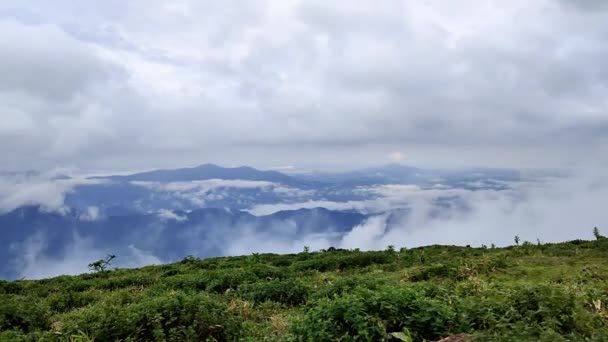 Chmura Płynąca Dramatyczny Czas Ruchu Upływ Górskim Klipem Tła Ukazującym — Wideo stockowe