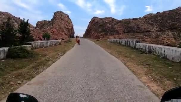 Asfaltowa Droga Przechodząca Przez Górski Klip Strzał Dashrath Manjhi Ścieżka — Wideo stockowe