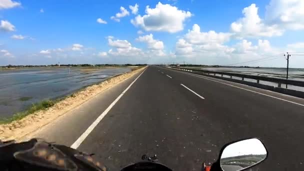 Motocicleta Desmontando Asfalto Clip Carretera Con Increíble Cielo Azul Nube — Vídeos de Stock