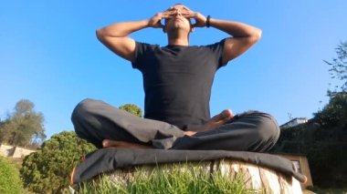 Tepede yoga antrenmanı yapan bir adam. Yoga büyük sağlık ve ruhsal aydınlanma için en iyisidir..