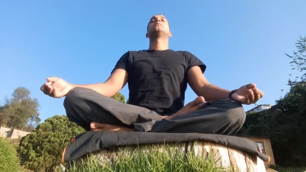 Людина Практикує Йогу Вершині Пагорба Йога Найкраща Великого Здоров Духовного — стокове відео