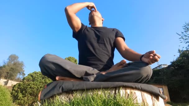 丘の上でヨガの練習をしてる男 ヨガは偉大な健康と精神的に悟りを開くのに最適です — ストック動画