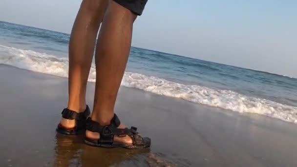 Mořské Vlny Ohřívání Nohou Pobřeží Ukazuje Lásku Člověka Přírodou Užívá — Stock video