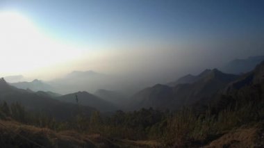 Kodaikanal tamilnadu Hindistan 'daki Kodaikanal yürüyüşünde dağlarla mavi gökyüzü renk değişimi kaydedildi. Güneş doğarken gökyüzündeki renk değişimini gösteriyor..