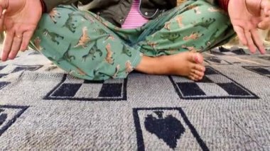 Ruhani aydınlanma için evde meditasyon yapan kız, sağlığa ve yüce Tanrı 'ya olan bağlılığını gösteriyor..