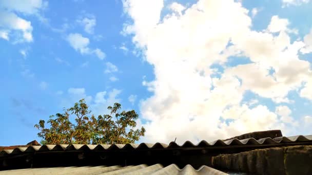 Вечірній Хмарний Проміжок Вище Азбесту Затінений Будинок Віддаленому Селі — стокове відео