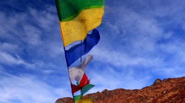 Gökyüzü arkaplan klipsli Budist renkli bayraklar Tsomgo Gölü Sikkim Hindistan 'da çekildi.