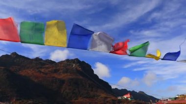Gökyüzü arkaplan klipsli Budist renkli bayraklar Tsomgo Gölü Sikkim Hindistan 'da çekildi.