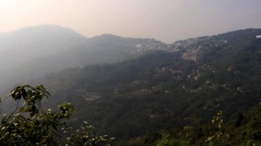 Şafak vakti sisle kaplı şehir gangtok 'tan başkent Sikkim Hindistan' ın başkenti 2 Ocak 2019 'da alındı..