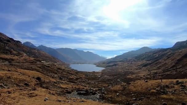 息をのむような湖の景色と素晴らしい青い空のクリップを持つヒマラヤの山の素晴らしい風景は ハングル湖のスキーキムインドで撮影されています — ストック動画