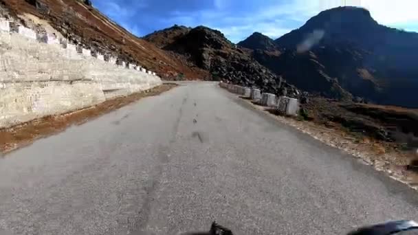 Велосипед Їде Долині Гімалаїв Знімається Автостраді Nathula Pass Sikkim India — стокове відео