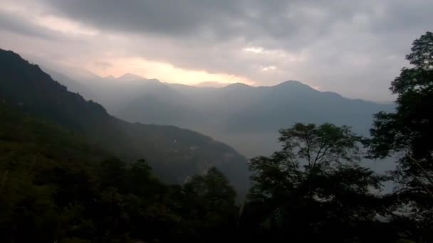 鬱蒼とした森と霧に覆われた山がガントック スキキム インディアで撮影されました — ストック動画