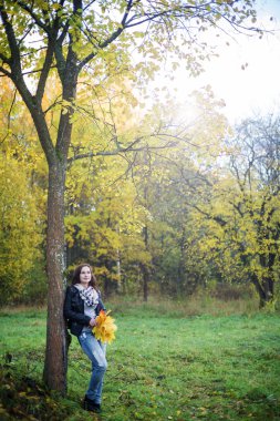 genç bir kadın tutarak sarı yaprak