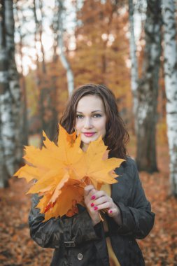 Ağaç tutan genç kadın bırakır