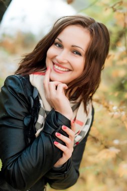 Güzel genç bayan gülüyor.