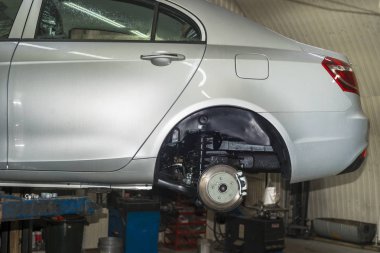 Asansör üzerinde araç tekerleği kaldırmak