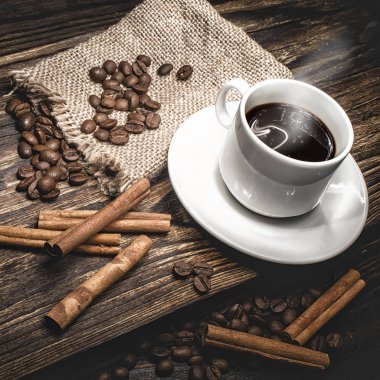 fincan kahve ve malzemeler ahşap arka plan üzerinde