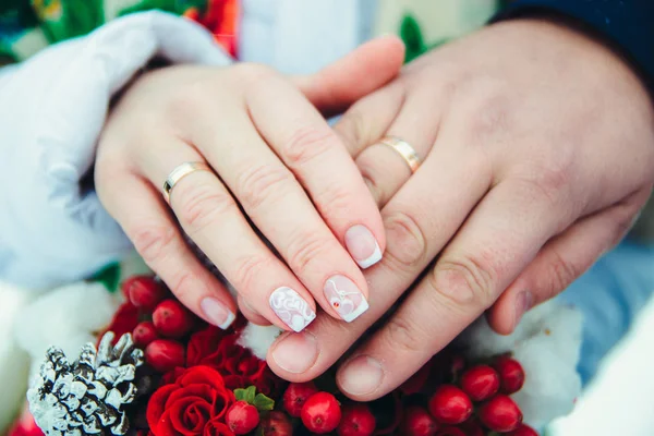 Mains de mariée avec anneaux à faible profondeur de champ — Photo