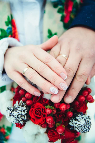 Mains de mariée avec anneaux à faible profondeur de champ — Photo