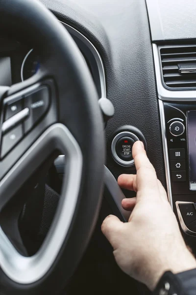 Motor start knop en vinger met ondiepe scherptediepte — Stockfoto