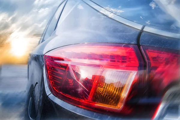 Lantaarn auto op de achtergrond van de rijzende zon — Stockfoto