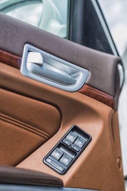 Arabanın kapısını iç alan sığ derinliği ile