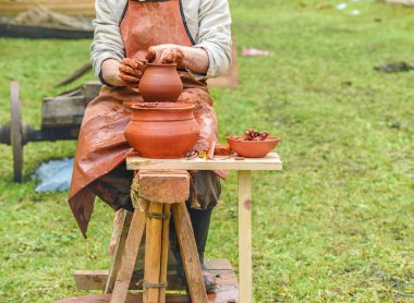 El yapımı çömlek.