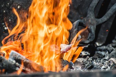 metal bir parça tutarak maşa