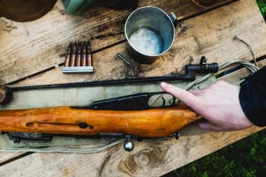 Bir tüfek kol alır