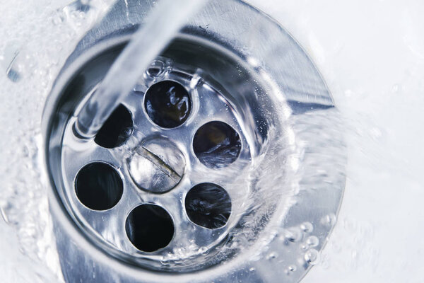 Вода течет в отверстие
