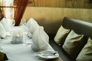 Sığ derinlikte masada cam bardak alan