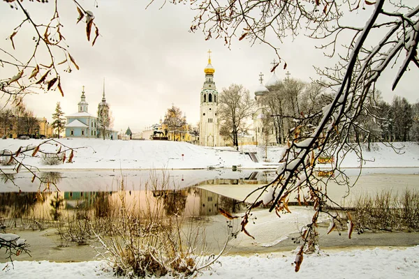 Vista de la Catedral de Santa Sofía y el campanario de la ciudad de Vologda — Foto de Stock