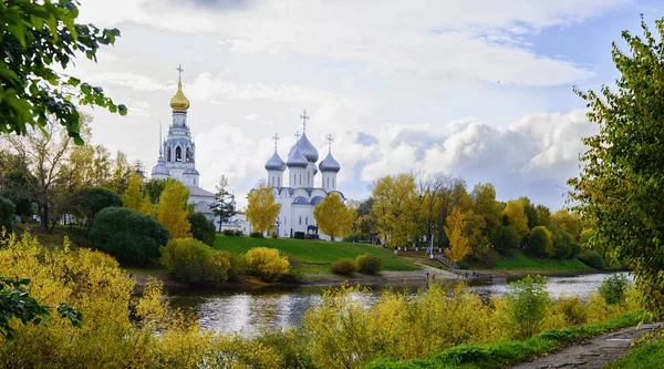 View of St. Sophia Cathedral and the bell tower of the city of Vologda — Stock Photo, Image
