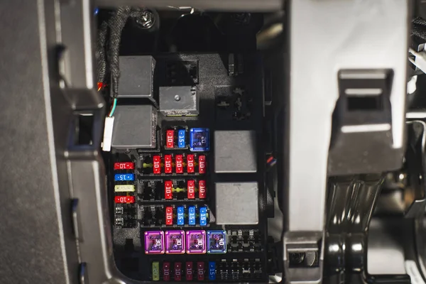 Araba bloğunda yüklü Sigortalar