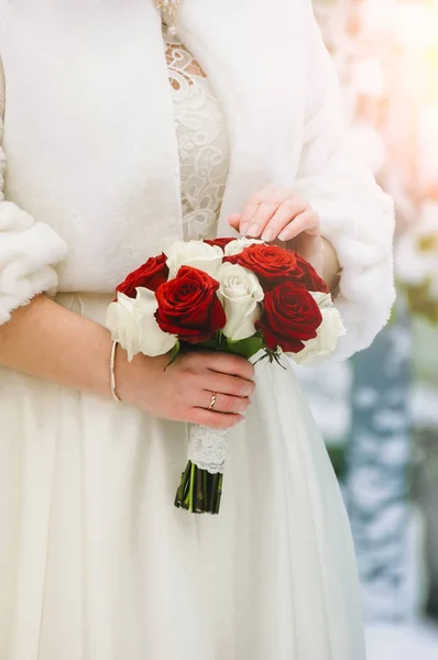 Bouquet de roses dans les mains de la mariée — Photo