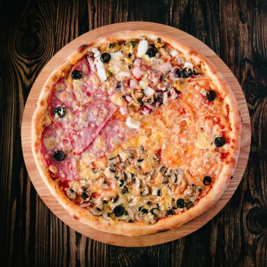 Pizza bir kesme tahtası üzerinde