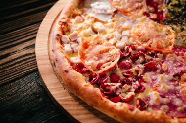 Pizza bir kesme tahtası üzerinde